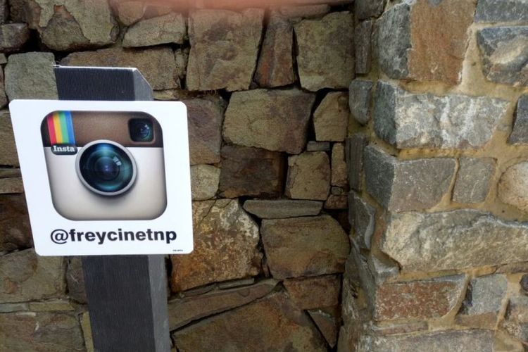 Menjelang pulang, pengelola taman nasional mengingatkan pengunjung agar sudi mampir ke laman Instagram milik Taman Nasional Freycinet, Tasmania.