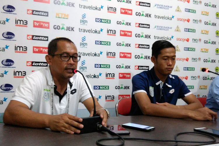 Pelatih Persela Lamongan Aji Santoso (kiri) dan Ahmad Birrul Walidain, usai pertandingan lawan Persiba Balikpapan.