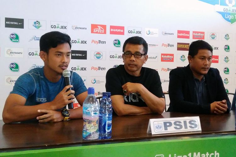 Pelatih PSIS Semarang Jafri Sastra (tengah) dan Bayu Nugroho.