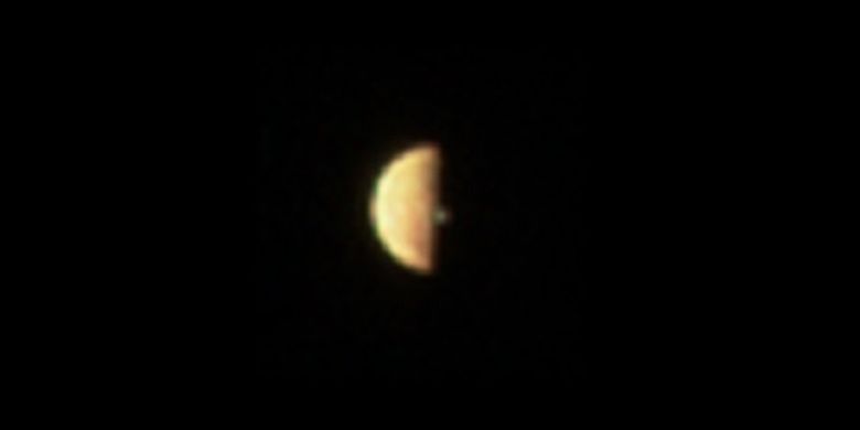 Gambar pertama yang ditangkap JunoCam pada pukul 12.20 UTC pada 21 Desember 2018, menunjukkan bulan Io memasuki bayangan Jupiter dan hampir gerhana.