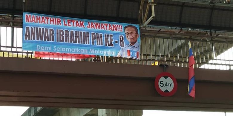 Spanduk berisi tuntutan agar Perdana Menteri Malaysia Mahathir Mohamad mengundurkan diri dan digantikan Anwar Ibrahim ditemukan di Kuala Lumpur pada Rabu (20/2/2019).