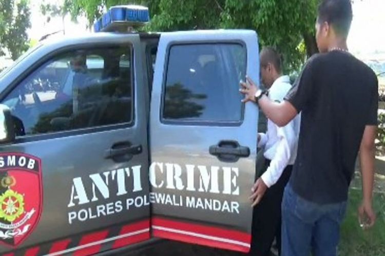 Lantaran tersandung kasus kriminal, dua siswa SMK di Polewali Mandar diantar jemput polisi ke lokasi Ujian Nasional Berbasis Komputer (UNBK).