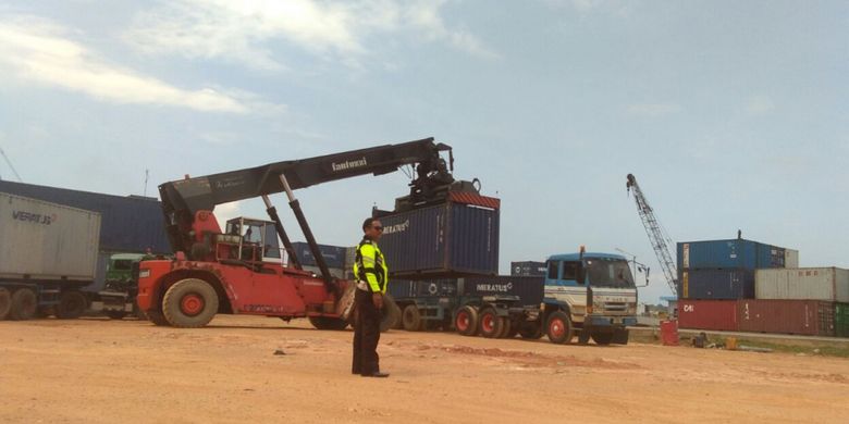 Setelah memeriksa puluhan kontainer berlogo Meratus di Pelabuhan Sei Kolak Kijang, Kecamatan Bintan Timur (Bintim), Bintan, Kepulauan Riau, akhirnya Polda Kepri mengamankan 8 kontainer.