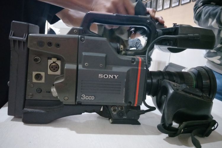  Sony Colour Video Camera DXC- 325 P, salah satu kamera antik koleksi Polda Metro Jaya, Selasa (27/2/2018).