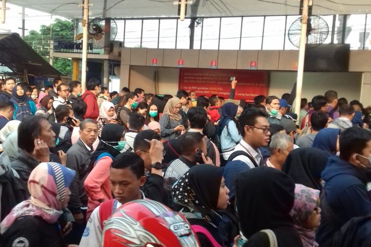 Antrean panjang Stasiun Depok Lama, Jalan Pancoran Mas, Depok, Senin (23/7/2018) pagi.