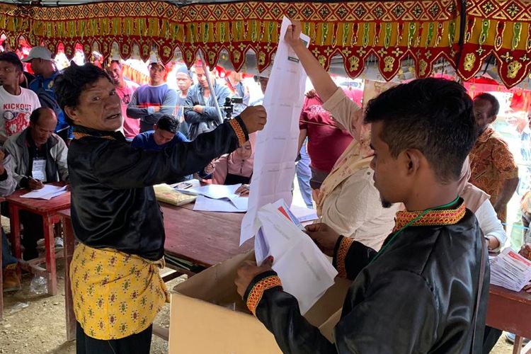 Pemungutan suara ulang di TPS di Desa Bolobia, Kecamatan Kinovaro, Kabupaten Sigi, Sulawesi Tengah, Senin (19/8/2019). Foto: KPU