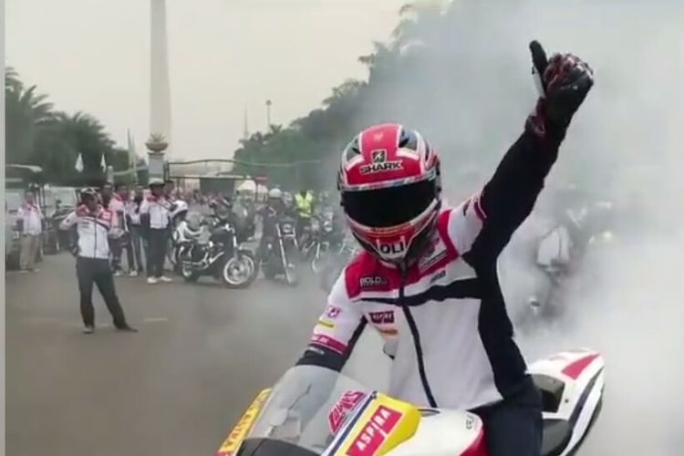 Pebalap Moto2 dari tim Federal Oil Gresini, Sam Lowes saat mengikuti kegiatan berkendara dengan sepeda motor berkeliling Jakarta, Sabtu (20/7/2019).