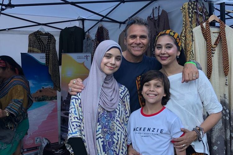 Ayu Azhari bersama keluarga dalam acara Wonderful Indonesia Festival Kampung Indonesia di Taman Kota Stockhol, Swedia.