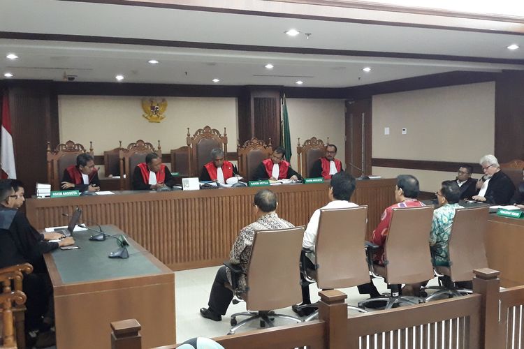 Empat anggota DPRD Sumatera Utara, Arifin Nainggolan, Mustofawiah, Sopa Siburian dan Analisman Zalukhu duduk di kursi terdakwa di Pengadilan Tipikor Jakarta, Senin (8/4/2019).