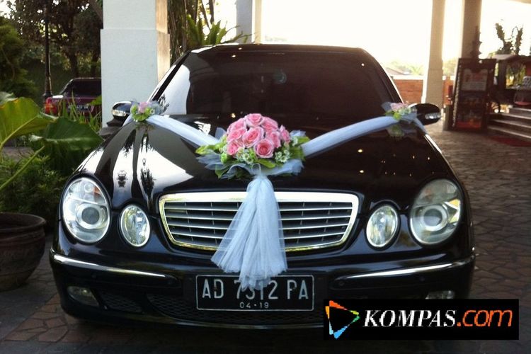 Salah satu sedan Mercedes Benz pribadi yang dimiliki Presiden Joko Widodo. Mobil ini merupakan bagian dari fasilitas bagi calon pengantin yang menyewa tempat resepsi di Gedung Graha Saba Buana milik Jokowi.