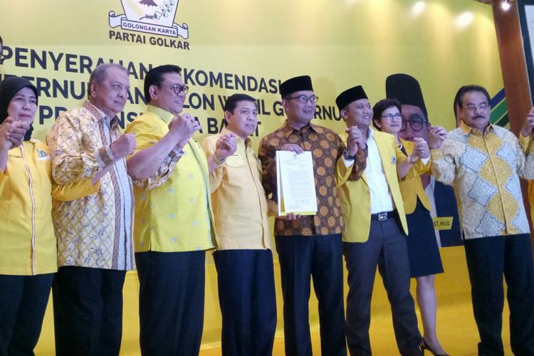 Ridwan Kamil menerima surat rekomendasi yang diberikan Partai Golkar secara resmi untuk maju di Pilkada Jawa Barat.