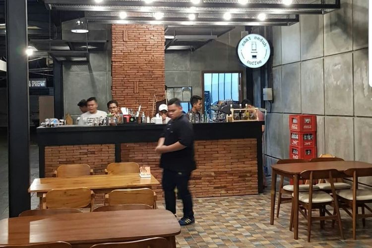 Meski belum memiliki nama, Kafe milik Heru Erlangga sudah buka melayani konsumen.