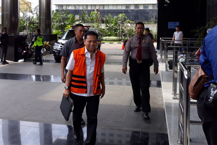 Setya Novanto membawa tas hitam sebelum menjalani pemeriksaan di Gedung KPK Jakarta, Selasa (20/2/2018).