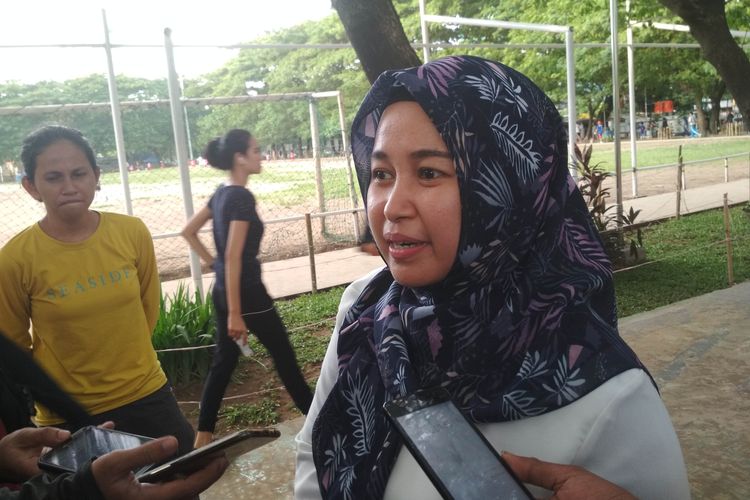 Komisioner KPU Makassar, Endang Sari, saat diwawancara terkait sosialisasi pemilu yang dilakukan di beberapa pusat keramaian di Kota Makassar.