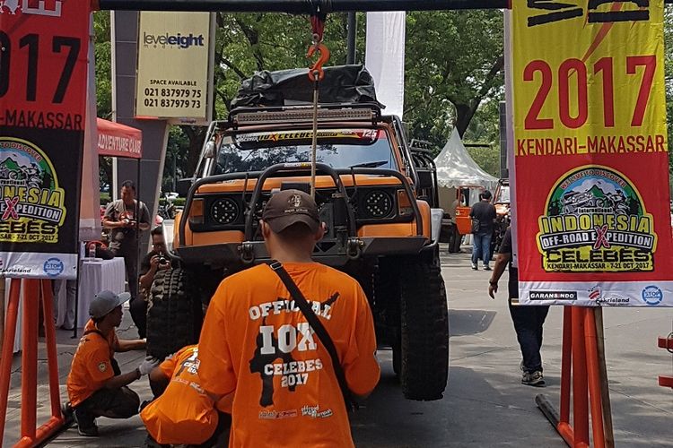 Panitia IOX 2017 Celebes mengadakan pemeriksaan terhadap kendaraan offroad para peserta di Jakarta, Minggu (17/9/2017).