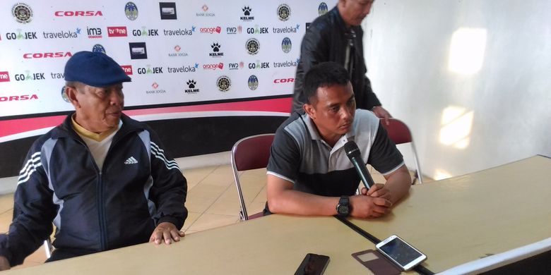 Pelatih PSIM Yogyakarta, Erwan Hendarwanto (kanan) memberikan keterangan usai melawan Madiun Putra di Stadion Sultan Agung, Rabu (9/8/2017)