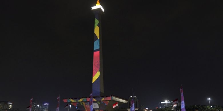Video mapping menyemarakkan acara setahun hitung mundur (countdown) Asian Games 2018 di Monumen Nasional (Monas), Jakarta, Jumat (18/8/2017). Ribuan penonton antusias menyaksikan acara yang dibuka oleh Presiden Republik Indonesia, Joko Widodo