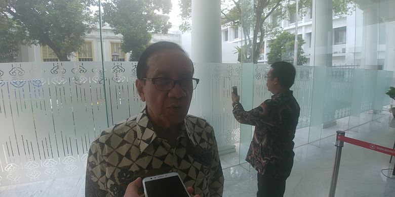 Wakil Ketua Dewan Kehormatan Partai Golkar Akbar Tandjung di Istana, Jumat (3/11/2017).