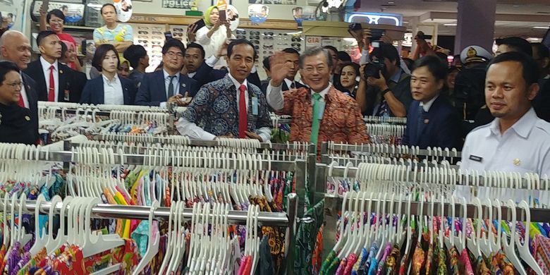 Presiden Joko Widodo dan Presiden Korsel Moon Jae-in menjajal batik di salah satu toko di Bogor Trade Mall di Bogor, Jawa Barat, Kamis (9/11/2017).