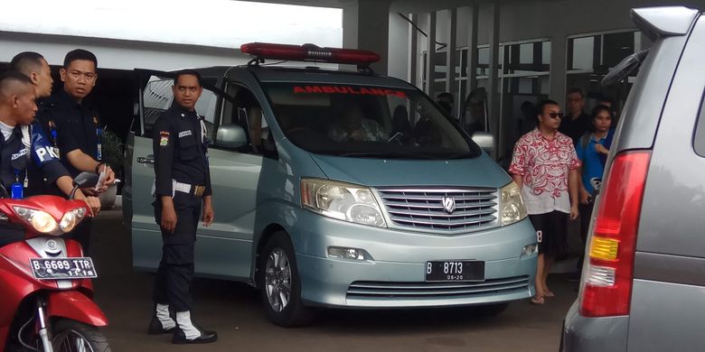 Mobil ambulans yang membawa jenazah Bondan Haryo Winarno bersiap-siap di rumah duka Rumah Sakit Harapan Kita Jakarta. Jenazah Bondan diberangkatkan ke kediamannya di Sentul City, Bogor, Jawa Barat kurang lebih pada pukul 13.56 WIB. Jakarta, Rabu (29/11/2017).