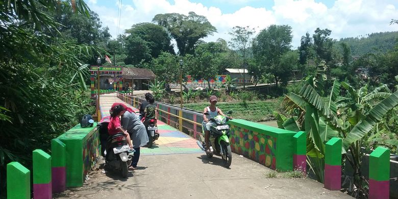 Jembatan Pelangi di Desa Jerukgiling, Kaliwungu Selatan, Kendal, Jawa Tengah.