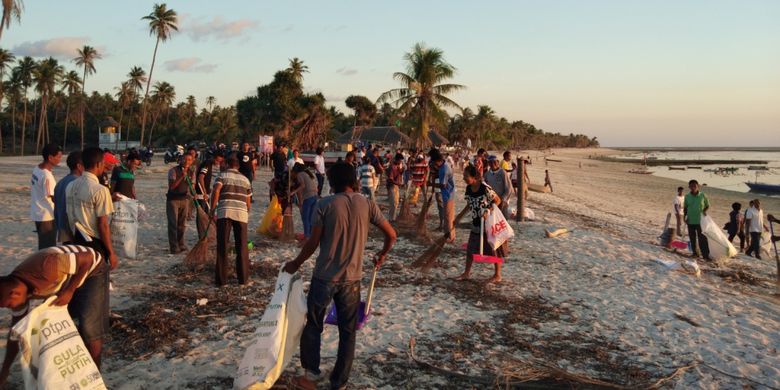 Ratusan warga Desa Nemberala sedang membersihkan sampah yang berserakan di Pantai Nemberala di Kabupaten Rote Ndao, Nusa Tenggara Timur (NTT), Sabtu (28/4/2018).