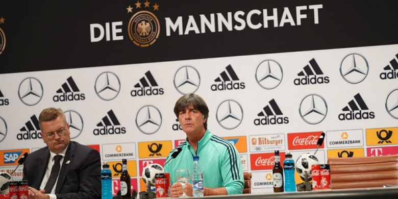 Pelatih timnas Jerman, Joachim Loew, mengadakan jumpa pers di markas latihan tim, Watutinki, 13 Juni 2018. 