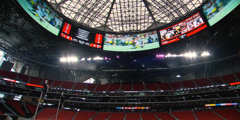 Lebih dari 400 lampu LED RGB yang tergantung di Stadion Mercedes-Benz, Atlanta, Amerika Serikat.