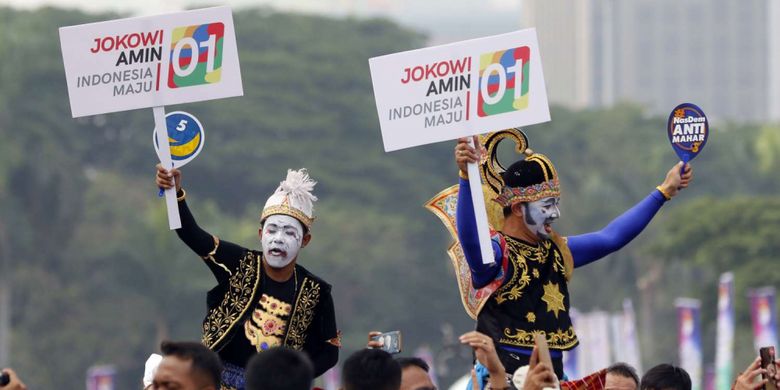 Sejumlah pendukung pasangan capres-cawapres pada Deklarasi Kampanye Damai dan Berintegritas di Kawasan Monas, Jakarta, Minggu (23/9/2018). Deklarasi tersebut bertujuan untuk memerangi hoaks, ujaran kebencian dan politisasi SARA agar terciptanya suasana damai selama penyelenggaraan Pilpres 2019.