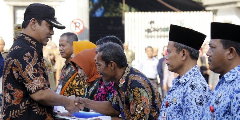 Wali Kota Semarang Hendrar Prihadi menyerahkan SK Pensiun TMT 1 Oktober sampai 1 Desember kepada PNS Pemkot Semarang di halaman Balaikota Semarang, Senin (24/9/2018)