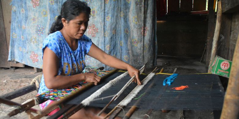 Seorang penenun di Kampung Marabola, Kecamatan Elar, Kabupaten Manggarai Timur, Flores, NTT pada tahun 2018 lalu sedang menenun kain tenun sulam bermotif Rembong di bawah kolong rumah. Kaum perempuan di kampung itu terus merawat warisan leluhur orang Rembong. Kain tenun sulam dipakai saaat ritual adat dan perkawinan. 