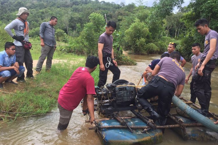 Proses operasi penertiban tambang emas ilegal di Kecamatan Teriak, Kabupaten Bengkayang, Kalimantan Barat (18/7/2017).