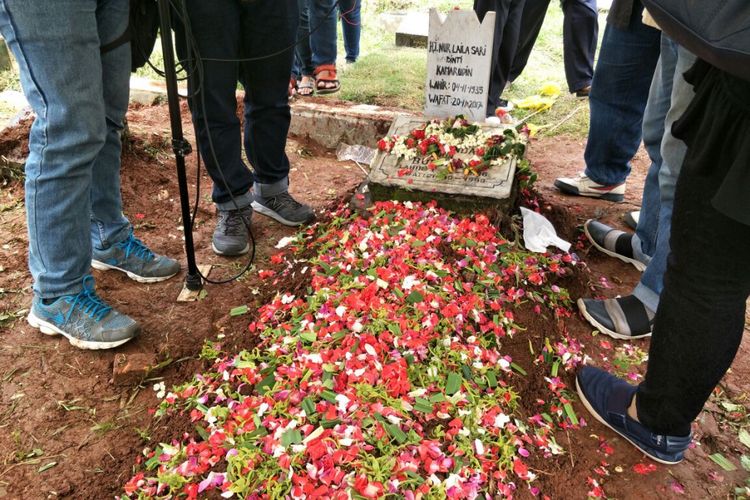 Artis senior Laila Sari (82) dimakamkan di Tempat Pemakaman Umum (TPU) Karet Bivak, Tanah Abang, Jakarta Pusat, Selasa (21/11/2017).