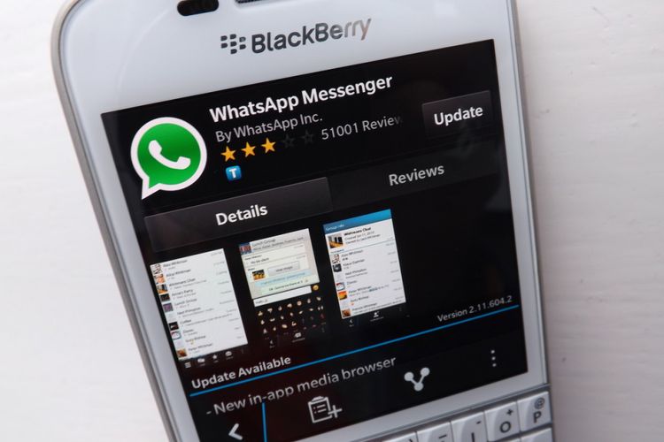 Aplikasi WhatsApp di BlackBerry.