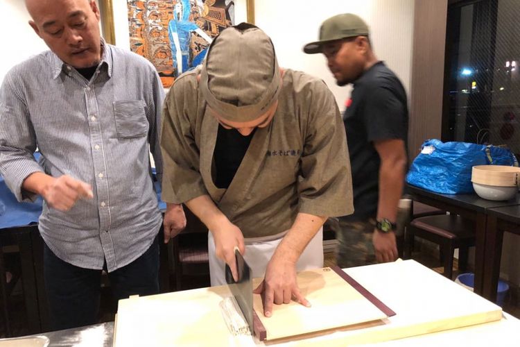 Chef Kozi dari Mapple Inn Hotel, Chiba, Jepang sedang memotong adonan mie soba, Kamis (22/02/2018). 