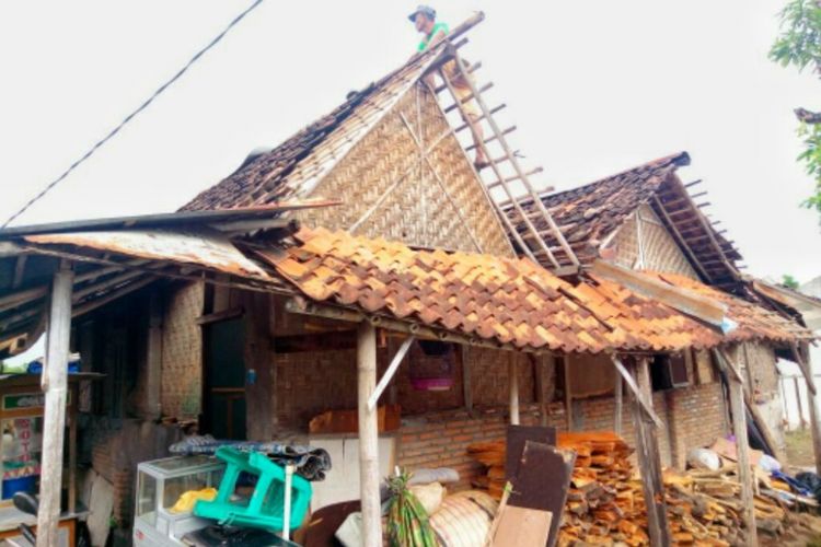 Warga Gendeng, Banciro, Gondokusuman, Kota Yogyakarta, saat membetulkan atap rumahnya yang rusak akibat angin puting beliung.