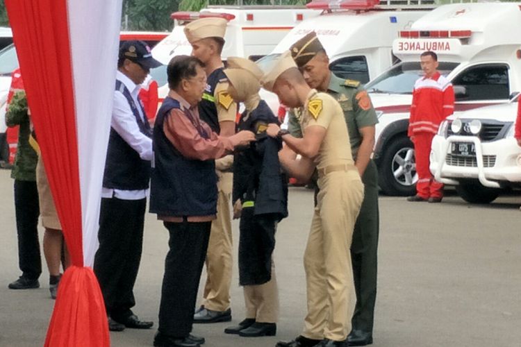 JAKARTA, KOMPAS.com - Wakil Presiden RI Jusuf Kalla memimpin Apel Siaga Lebaran sekaligus melepas tim relawan Palang Merah Indonesia (PMI) yang akan bertugas pada lebaran tahun 2018, Jakarta, Kamis (7/6/2018).