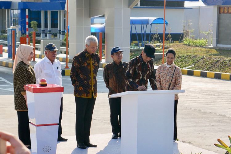 Presiden Joko Widodo menandatangani prasasti peresmian Tol Solo-Ngawi segmen Kartasura-Sragen, disaksikan Menteri BUMN Rini M Soemarno, Menteri PUPR Basuki Hadimuljono, Gubernur Jawa Tengah Ganjar Pranowo, dan Direktur Utama PT Jasa Marga (Persero) Tbk Desi Arryani, Minggu (15/7/2018).