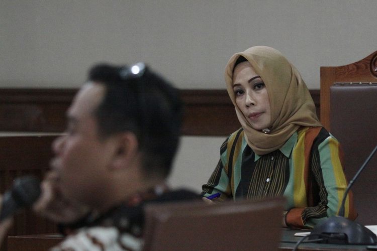 Terdakwa selaku Marketing Manager PT Humpuss Transportasi Kimia Asty Winasti (kanan) saat menjalani sidang lanjutan kasus dugaan suap kerjasama bidang pelayaran di Pengadilan Tipikor, Jakarta, Rabu (31/7/2019). Sidang tersebut beragenda mendengarkan keterangan saksi ahli yang dihadirkan oleh pihak terdakwa  ANTARA FOTO/Reno Esnir/hp.