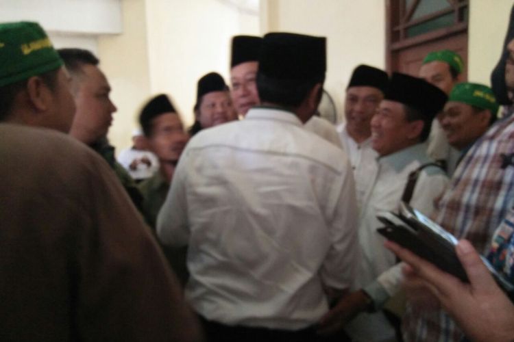 Politisi PPP Abraham Lunggana alias Lulung berpelukan dengan Ketua Umum PPP Djan Faridz di acara Istigasah Kubro Forum Ulama Kabah (FUK) dan Silaturahmi Ulama-Umara Menyongsong Gubernur Jawa Tengah yang Pro Umat Islam di Gedung Korpri, Jalan Gatot Subroto, No 2A Ungaran, Kabupaten Semarang, Rabu (26/7/2017) sore.