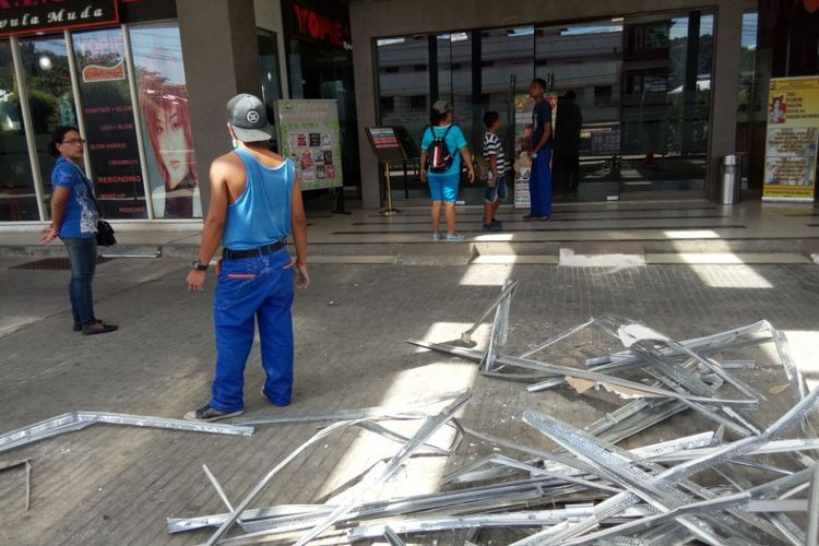 Pasca-gempa yang mengguncnag kota Ambon, pusat perbelanjaan Maluku City Mall (MCM) hingga Rabu siang (1/11/2017) masih tutup.. Tampak  petugas melarang sejumlah warga untuk memasuki mall tersebut Foto Kompas.com/Rahmat Rahman Patty
