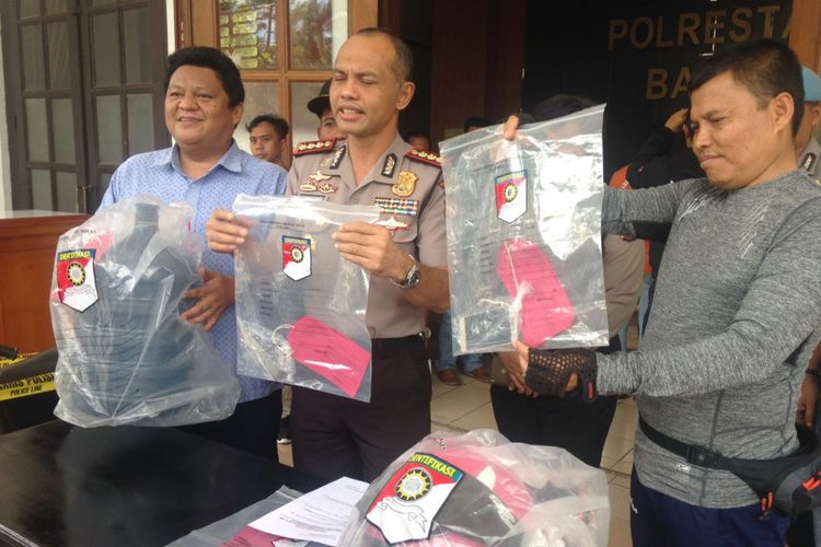 Kapolrestabes Bandung, kombes Pol Hendro Pandowo yang didampingi Kasatreskrim AKBP M Yoris Maulana tengah memperlihatkan barang bukti dalam ungkapan kasus penusukan seorang pelajar SMK Dirgantara di Kota Bandung.