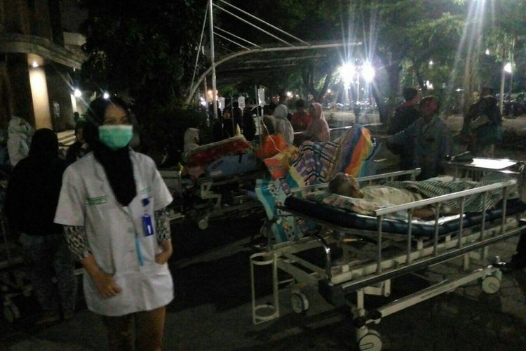 Pasien RSUD Banyumas dievakuasi dari gedung yang mengalami kerusakan akibat gempa yang terjadi Jumat (16/12/2017)