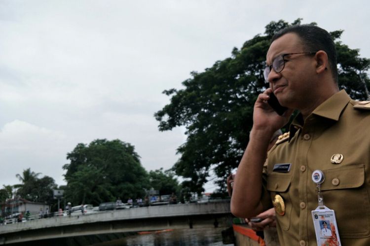 Gubernur DKI Jakarta Anies Baswedan meninjau Pintu Air Manggarai, Senin (5/2/2018). 