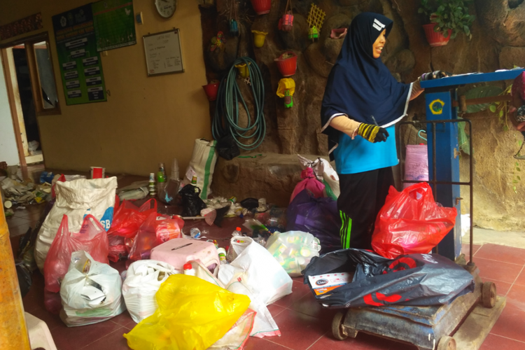 Bank sampah Sri Wilis milik Kelompok Masyarakat Kelurahan Pojok, Kecamatan Mojoroto, Kota Kediri, Jawa Timur.
