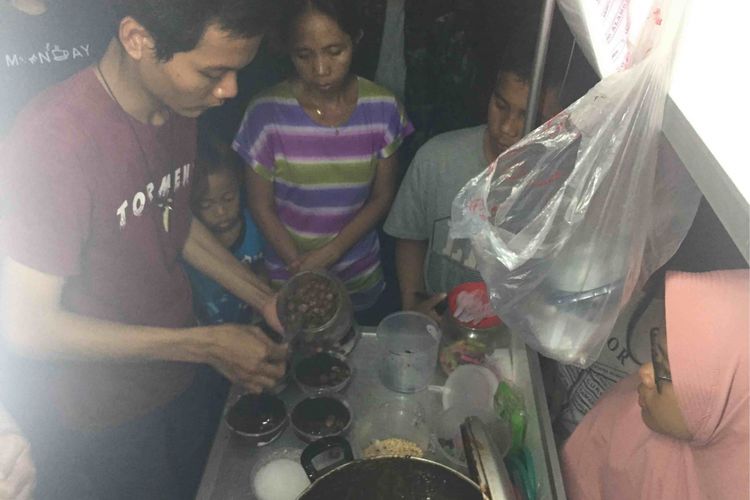 Puluhan warga rela antre berjam-jam pada Kamis (19/4/2018) malam hanya untuk membeli sebuah minuman yang sedang viral saat ini. Warga bersedia antre demi mendapatkan minuman bernama Es Kepal Milo yang dijual di sebuah lapak kecil yang berada di ruas Jalan Raya Kebayoran Lama, Jakarta Selatan. 