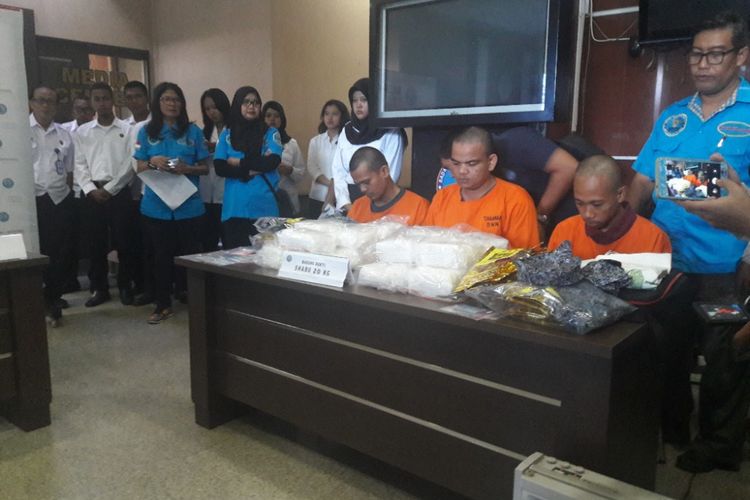 MA, ZA, dan FAS, tiga kurir narkoba yang diamankan Badan Narkotika Nasional di Riau pada 18 dan 21 April 2018.