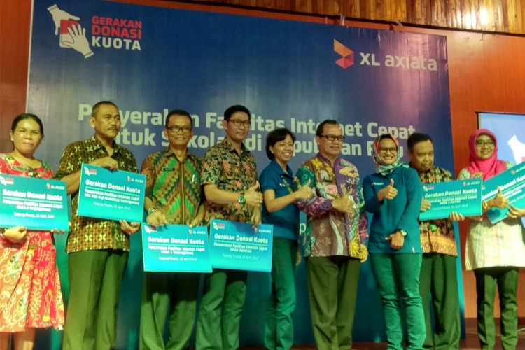 CEO PT XL Axiata Dian Siswarini (ketiga dari kanan) membuka Gerakan Donasi Kuota XL di Kepulauan Riau, Kamis (26/4/2018) di pulu Bintan.