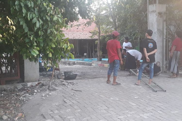 Sejumlah pemuda bergotong royong memperbaiki pagar di kompleks Makam Mbah Priok, Jakarta Utara, pada Selasa (8/5/2018).