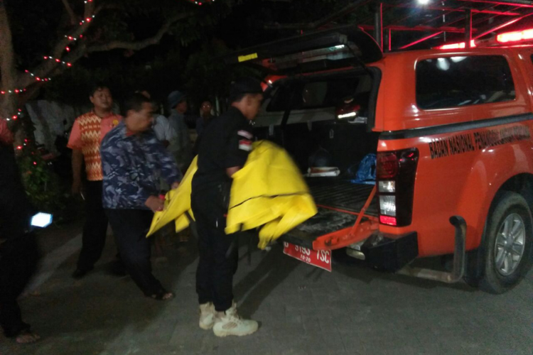 Evakuasi jasad anak yang tewas karena tenggelam di embung Kebonrojo, Kepung, Kabupaten Kediri, Jawa Timur, Kamis (10/5/2018).